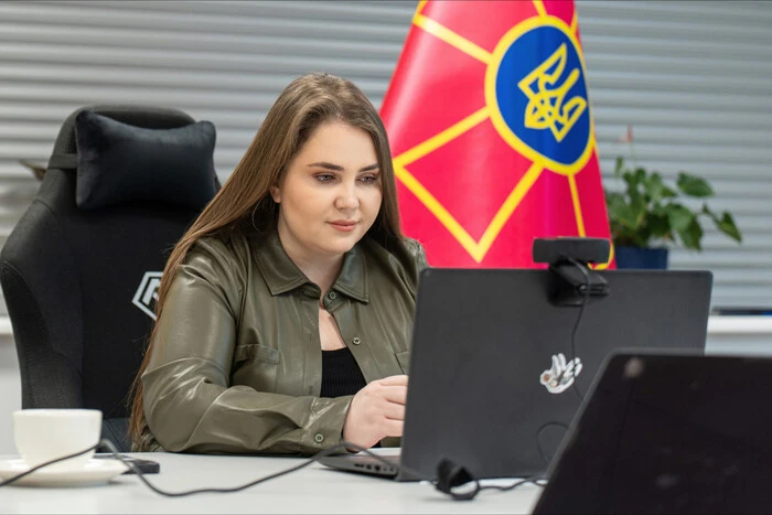 Image with the flag of Ukraine and military personnel