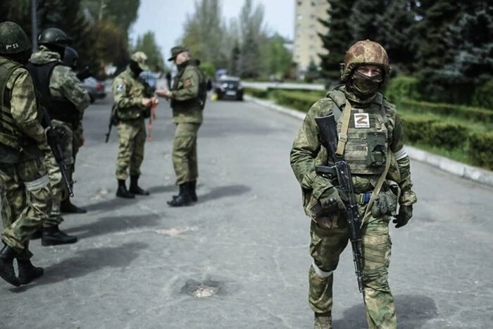 Checking schoolchildren in Crimea