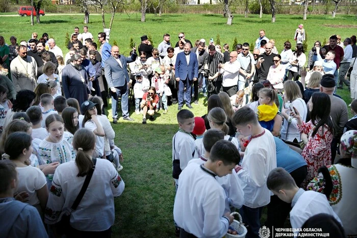 Record Easter Egg Rolling in Bukovina