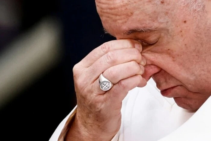 The ring of the Pope destroyed by a hammer