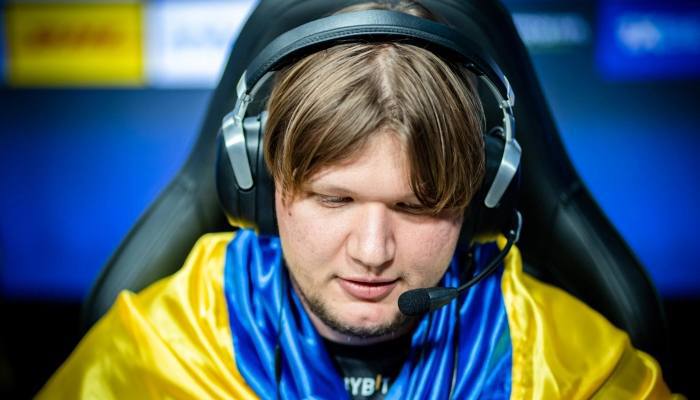 Геймер грає в кіберспорт на турнірі