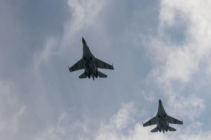 Фото розбитого російської ракети та літака F-16