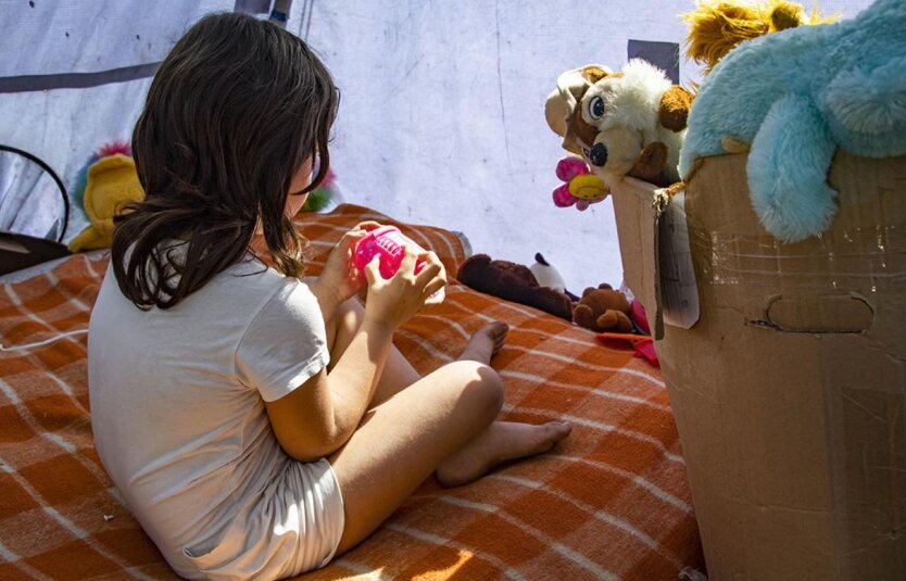Image of a child with the Ukrainian flag