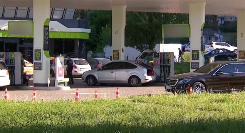 Gas stations with new fuel prices