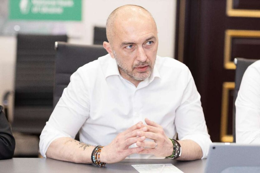 Pishnyy talks to journalists