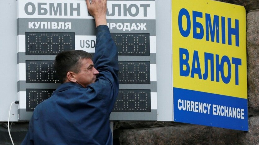 Курс здивує: скільки доведеться віддавати українцям за 100 доларів до кінця року