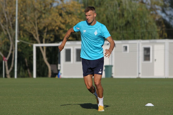 Yarmolenko talks to a young fan