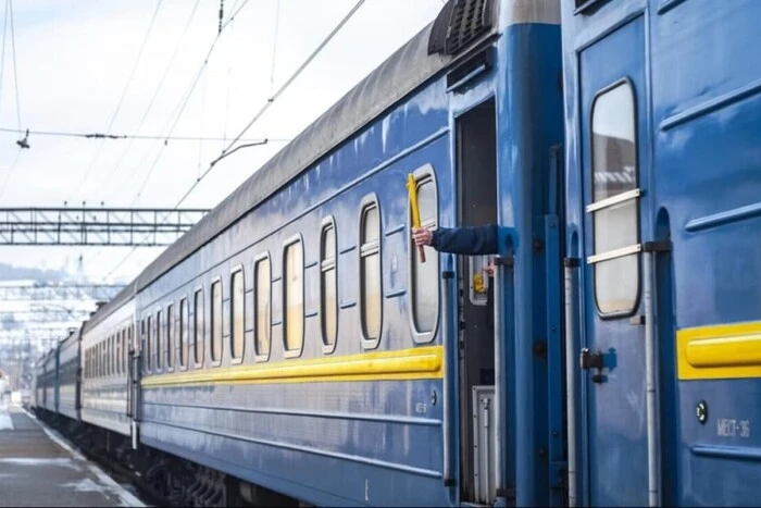 Додатковий потяг до великодніх свят