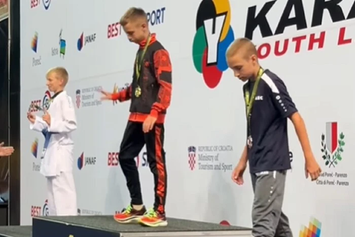 Young Ukrainian karatekas refused to take photos with a Russian after the competition