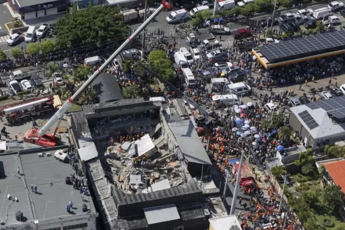 The roof of a nightclub has collapsed: rescuers at the scene