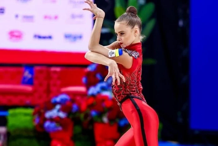 16-летняя Онофрійчук с желто-голубыми ленточками
