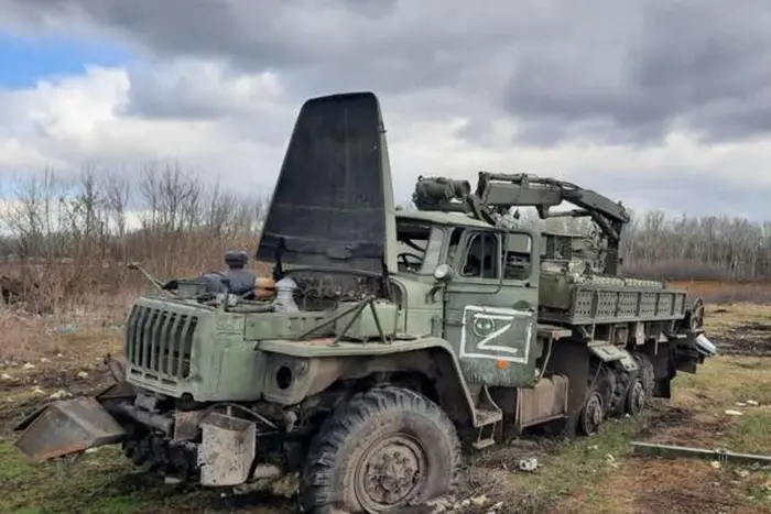 Зображення порожнього стрілецького окопу на передовій