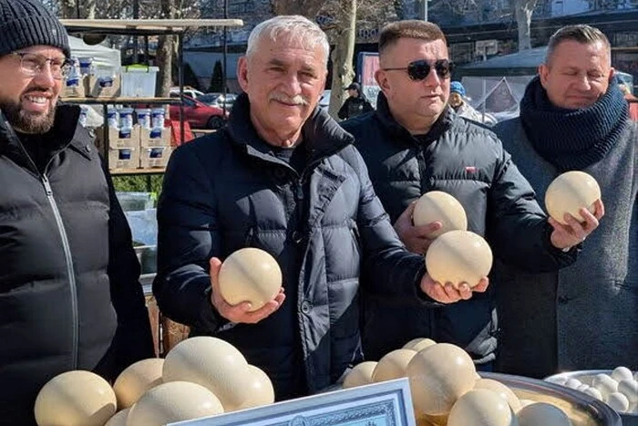 Чорноморські мешканці готують зелений борщ