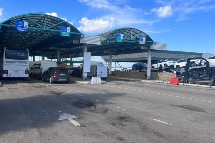 Traffic restrictions at the checkpoint