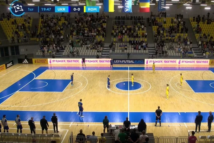Das Spiel Ukraine – Rumänien begann mit einer Schweigeminute trotz des Verbots der UEFA