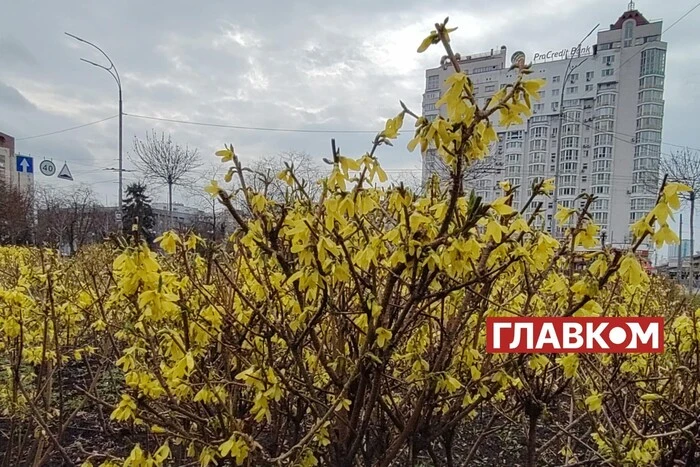 Тепле сонце і хмари на небі