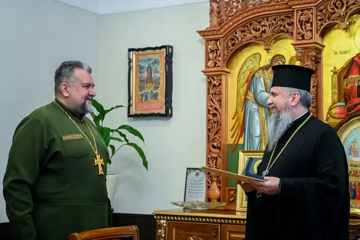 Metropolitan Epiphanius presents a gift to Kholodov