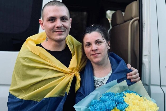 Released from captivity, mother and son met on the bus