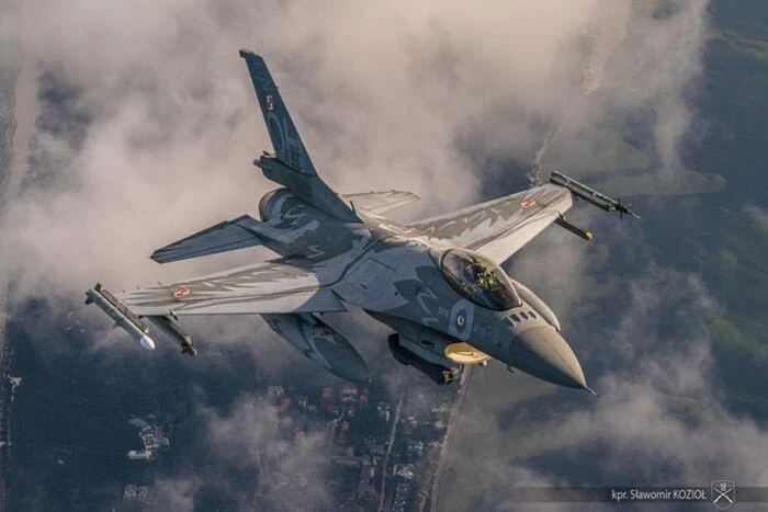 Female F-16 pilot in Poland