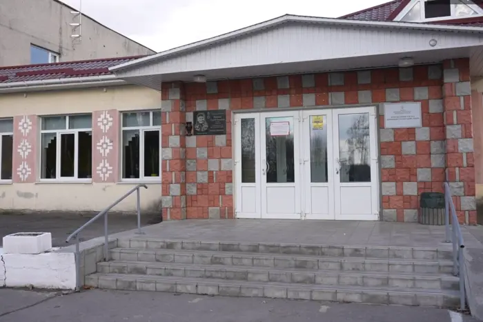 Вчитель вилає та вдарює учня