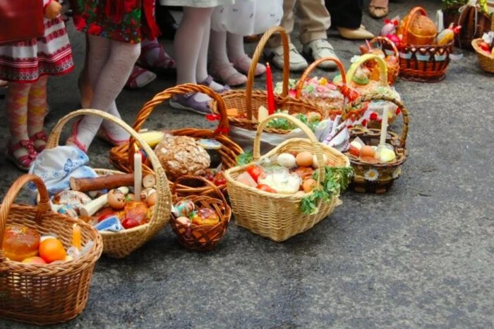 Forecaster predicts the weather for Easter