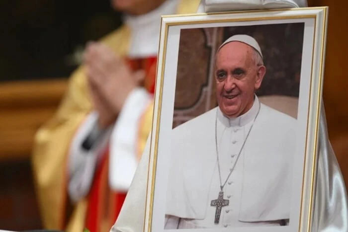 Images of those profiting from the death of the Pope