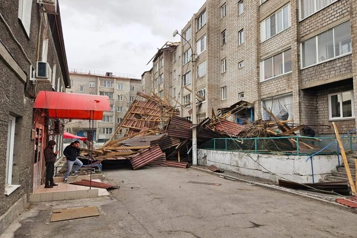 The hurricane in Siberia is destroying buildings