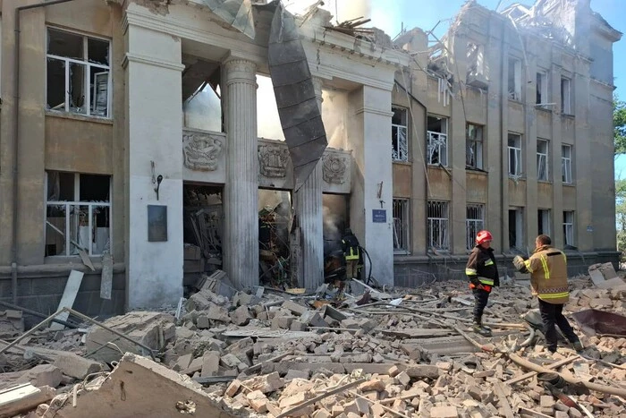 Rosja uderzyła rakietą balistyczną w liceum w Białogrodzie-Dnistrowskim: są ofiary (zdjęcia, wideo)