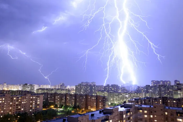 Synoptycy ostrzegają przed niebezpiecznymi zjawiskami meteorologicznymi w wielu regionach