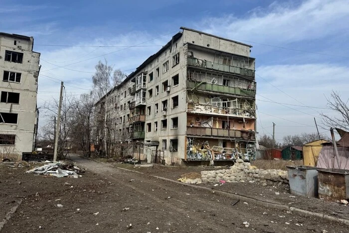 Боєць з автоматичною гвинтівкою стріляє