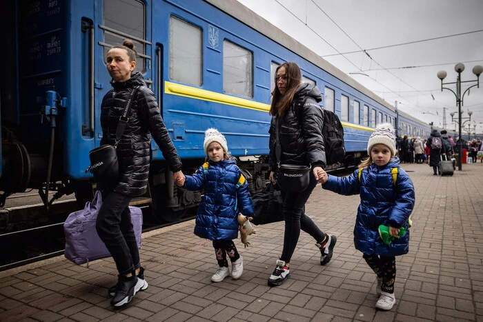 Evacuation of families with children in the Dnipropetrovsk region