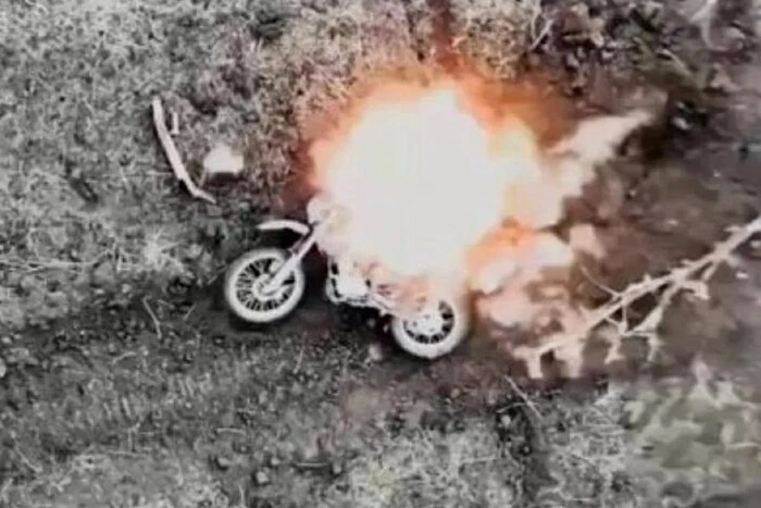 40 motorcycles launched an attack on the front