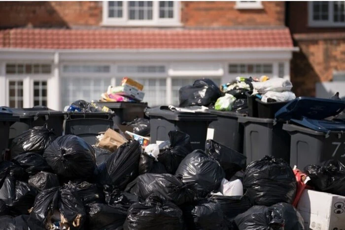 Strike of garbage collectors in Britain
