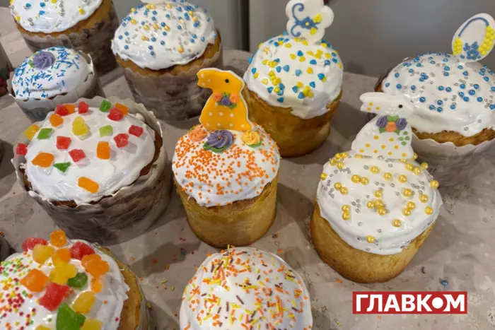 Easter Bread with Icing – Disputes on Social Media