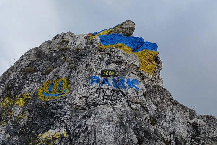 Blue and yellow rock in Hungary