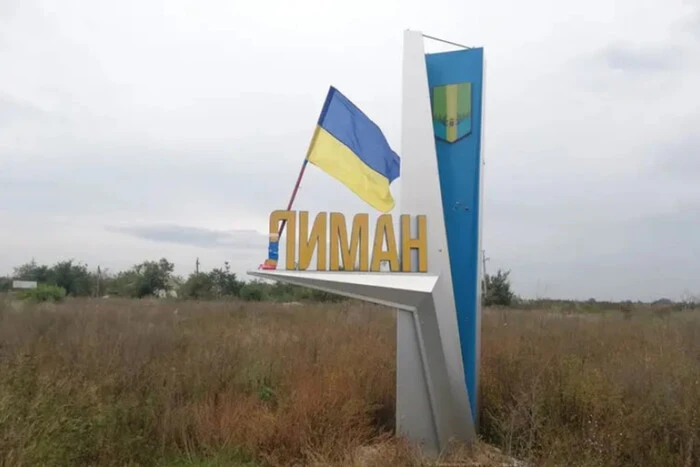 Командир ЗСУ розмовляє на брифінгу
