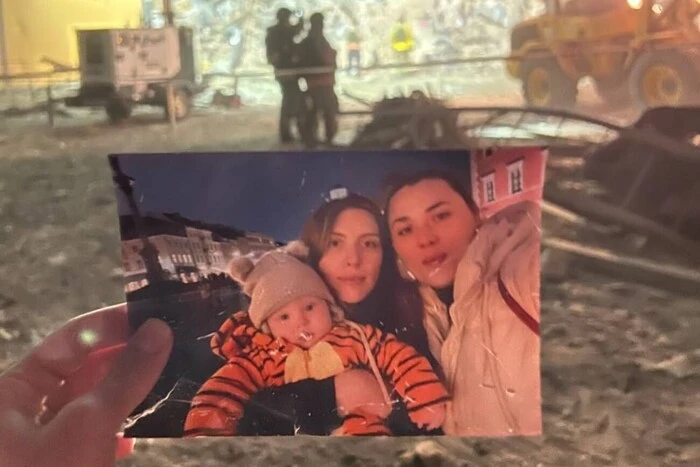Фото матері і сина під завалами