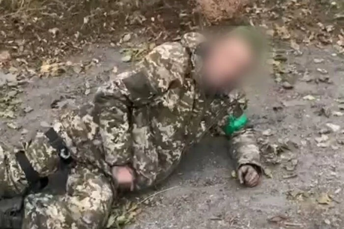 Розстріл пораненого українського воїна