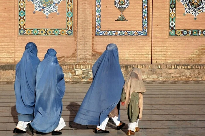 Women who do not wear hijabs in a psychiatric hospital