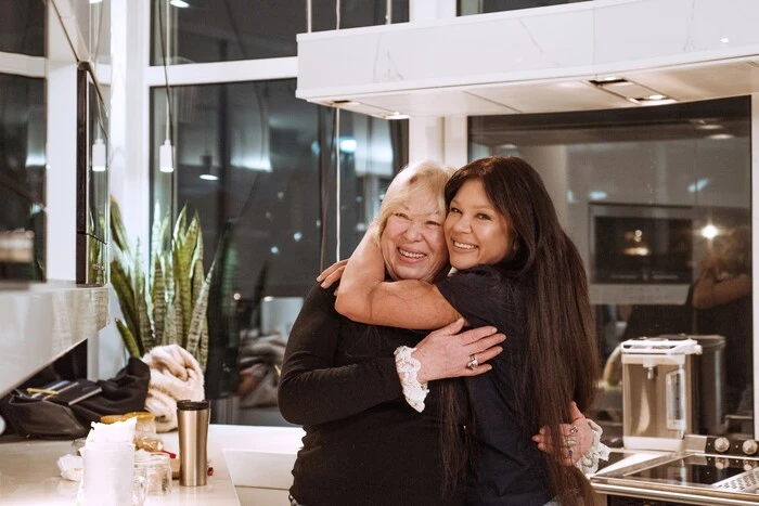 Piosenkarka Ruslana wzruszająco powitała mamę z okazji 75. urodzin: rzadkie rodzinne zdjęcia