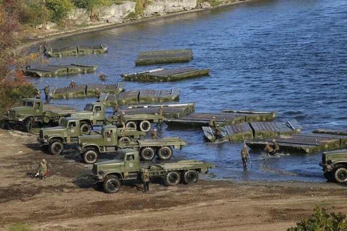 Люди привітні друг до іншого на День інженерних військ України