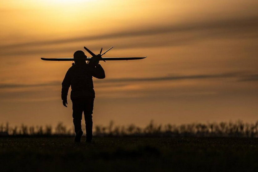 Ukrainian soldiers with FPV drones in various tactics