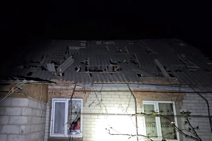 Пошкоджене підприємство і будинки вночі