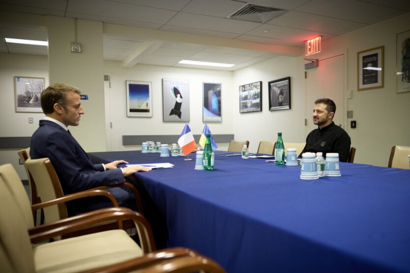 Zelensky and Macron at the negotiations