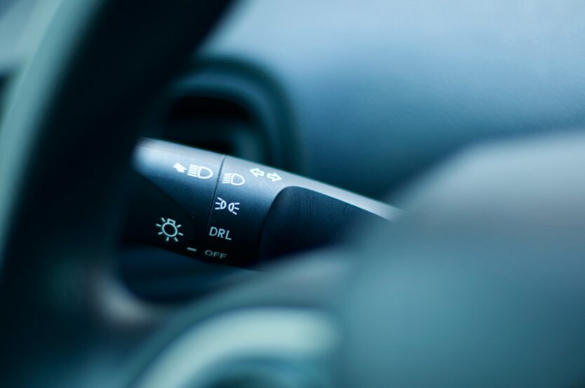 Rule of using turn signals on the road