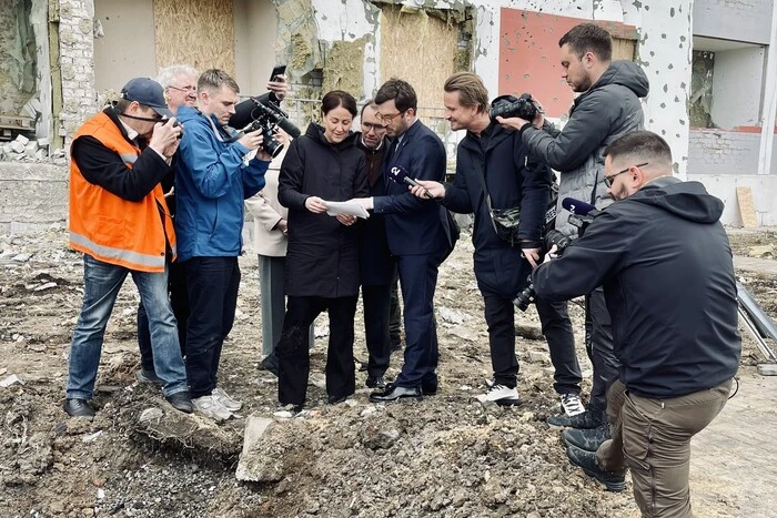 Russian strike on Kharkiv. Norwegian ministers read a boy's diary over the crater (photo)