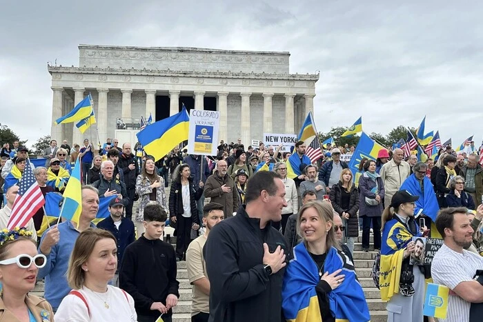 Люди з українськими прапорами в Вашингтоні
