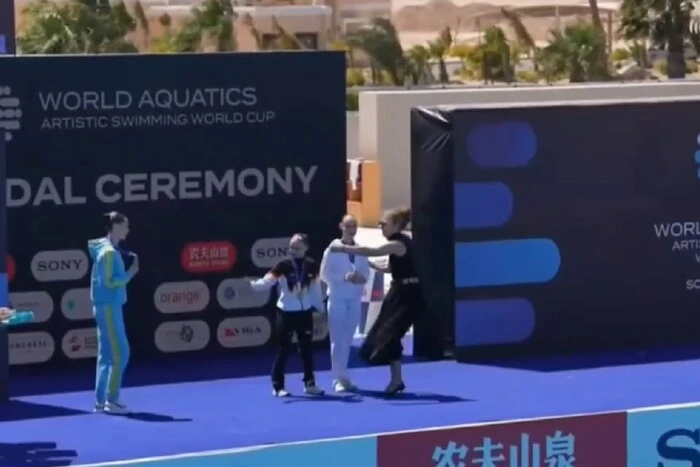 Ukrainische Synchronschwimmerin lehnt Foto mit Belarussin ab (Video)