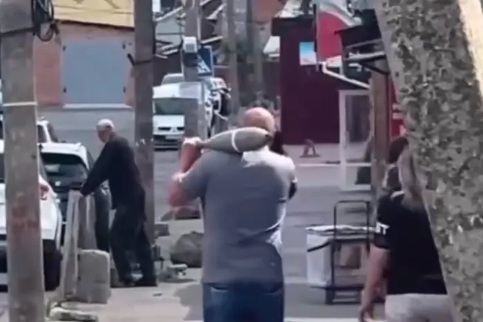 In Vinnytsia, a man strolled through the city with an artillery shell (video)