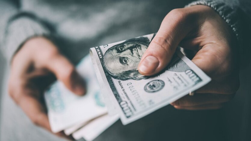 Ukrainians Receive Financial Assistance of $750